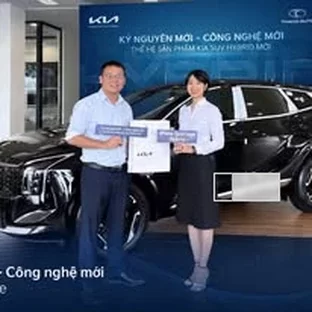 Kia Bắc Giang - Hỗ trợ khách kiểm tra xe trước khi nhận.