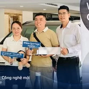 Kia Bắc Giang - Khách hàng nhận xe sau khi hoàn tất thủ tục.