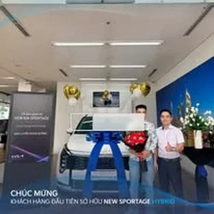 Kia Bắc Giang - Hỗ trợ khách kiểm tra xe trước khi nhận.